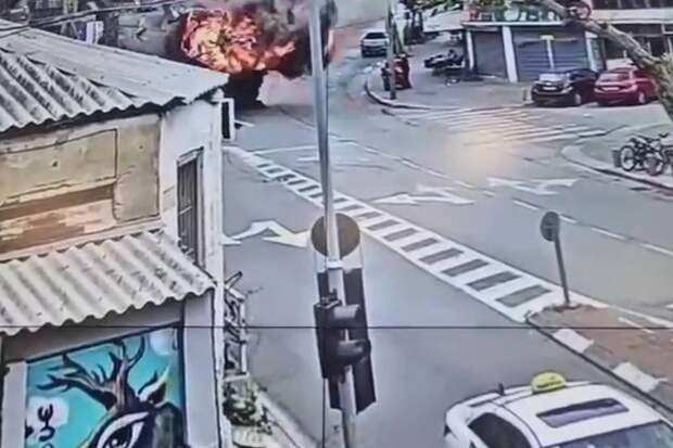 Полиция Израиля опубликовала кадры падения кассетного боеприпаса возле людей в Тель‑Авиве