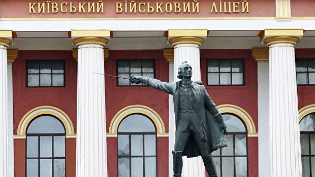 Памятник русского полководца Александра Суворова во дворе Киевского военного лицея имени Ивана Богуна Памятник русского полководца Александра Суворова во дворе Киевского военного лицея имени Ивана Богуна