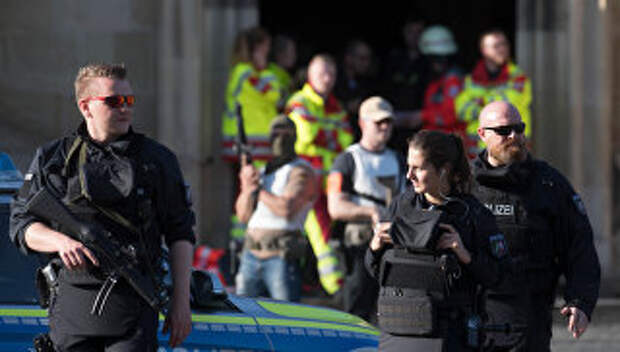 Полицейские рядом с местом, где автомобиль въехал в толпу людей в Мюнстере, Германия. 7 апреля 2018