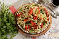 Фото к рецепту: Салат из капусты с жареным мясом, болгарским перцем и огурцом