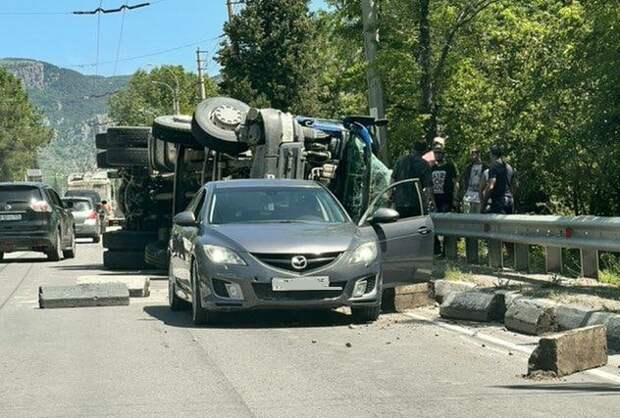 ДТП на трассе «Симферополь – Алушта»: у грузовика отказали тормоза