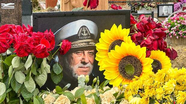 «Нифига боль не утихает»: Киркоров посетил могилу отца в годовщину его смерти