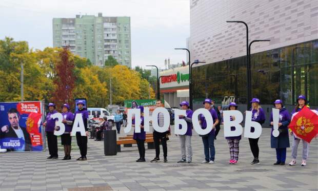Дмитрий Певцов с добровольцами вышли на улицы СВАО с «Любовью» и «Правдой» / Фото: Андрей Летов