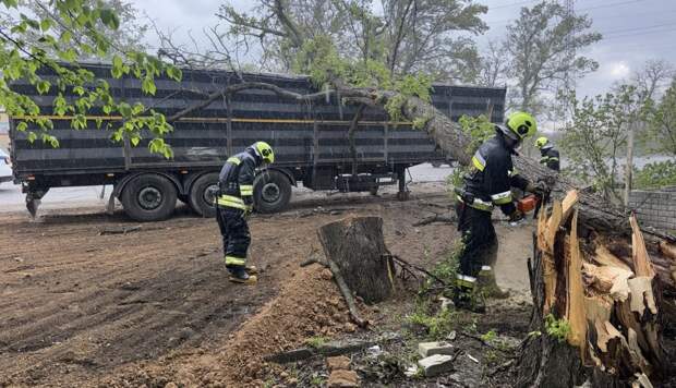 Ливни и шквал на Украине: 1 121 населённый пункт остались без света, двое погибли