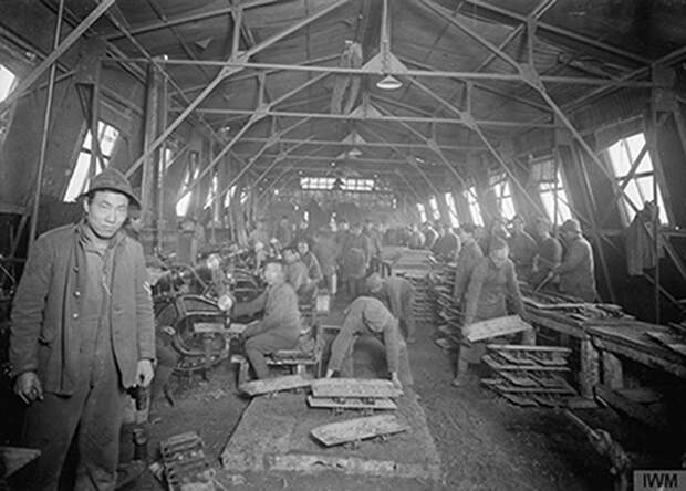 Китайские рабочие в танкоремонтных мастерских (Тенёр, 1918 год).