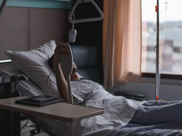 Над посиневшим мужчиной посмеялись в больнице