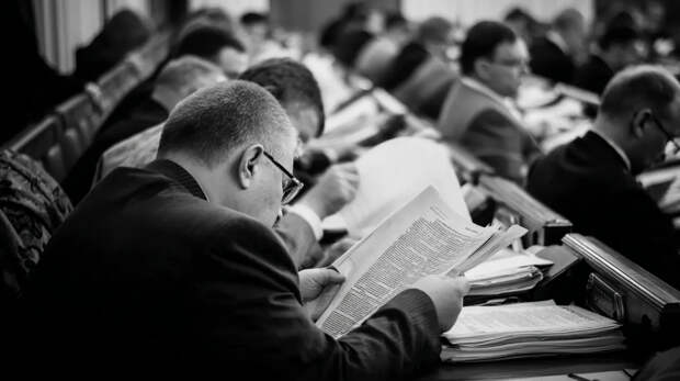 "Кодекс" для элит: В России хотят обязать чиновников демонстрировать максимально скромный образ жизни