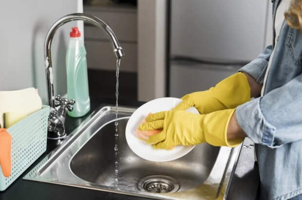 Ученые поставили точку в споре о том, как часто надо менять кухонную губку