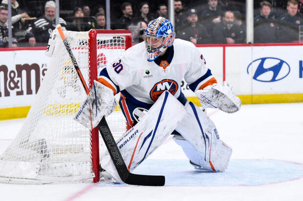 Российский вратарь сделал голевую передачу в матче НХЛ