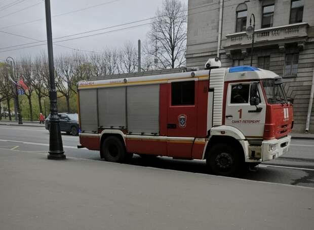 Прохожий спас оставшихся без присмотра малышей из горящей квартиры в Москве