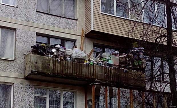 На балконе обычно ждут своего часа пока ненужные вещи. Не выбрасывать же их На балконе обычно ждут своего часа пока ненужные вещи. Не выбрасывать же их