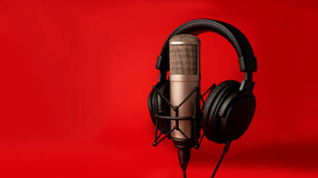 Микрофон, наушники / Изображение сгенерировано нейросетью Dall-E / amic.ru