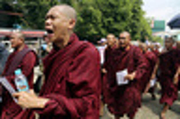 Буддийские монахи на марше в поддержку антимусульманских погромов в Мьянме