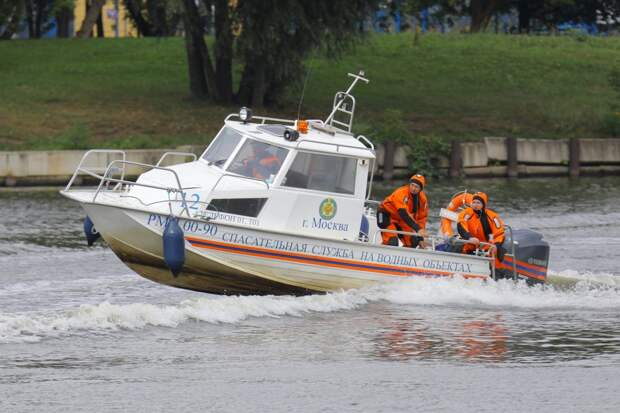 Сотрудники ПСС «Марьино» спасли неудачно прыгнувшего с пирса мужчину