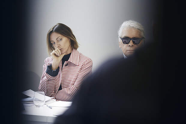 Фиби Файло и Карл Лагерфельд во время вручения премии LVMH в 2015 году Почему у руля модных марок так мало женщин (фото 3)