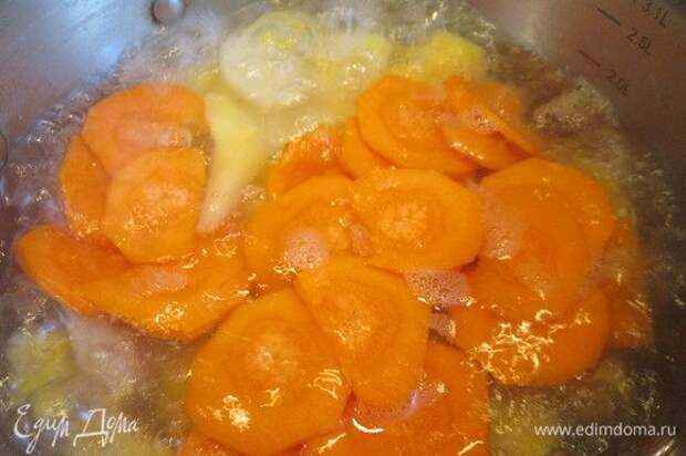 Опускаем картофель в кипящую подсоленную воду и готовим 2 минуты. Добавляем морковь и готовим еще 2 минуты и сливаем воду.