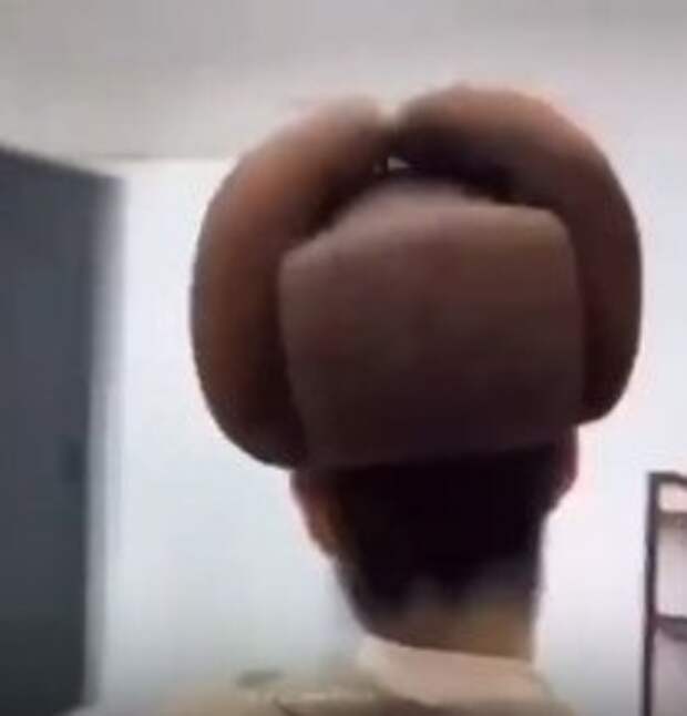 Кокарду забыл начесать