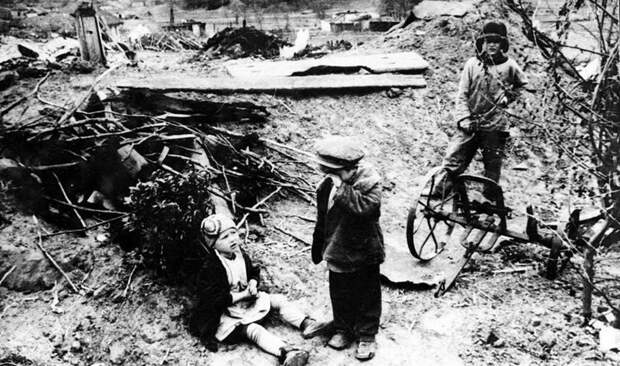 22. Три российских сироты в конце 1942 года, которые стоят на развалинах своего дома архивы, интересно, исторические фото, старые фото, фото