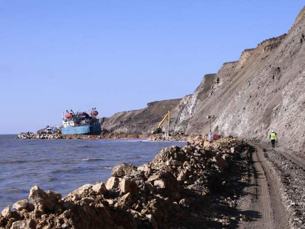 Вблизи аварийного танкера в Черном море обнаружено массированное выливание, угрожающее региону