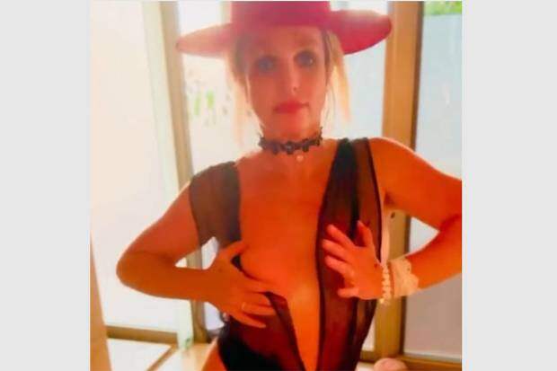 Бритни Спирс станцевала перед камерой с обнаженной грудью из любви к откровенным фото