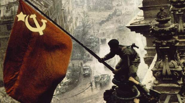 Цифровой фашизм: Из-за чего "Фейсбук" заблокировал фото Знамя Победы