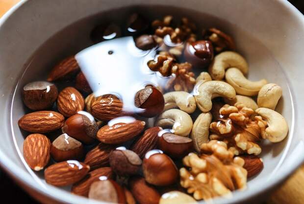 Ученые сделали неожиданный вывод о последствиях замачивания для орехов
