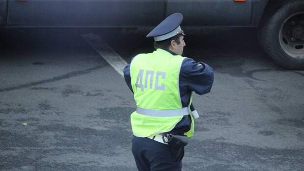 Автоинспекторы в Прикамье помогли попавшим в ДТП на трассе пожилым супругам