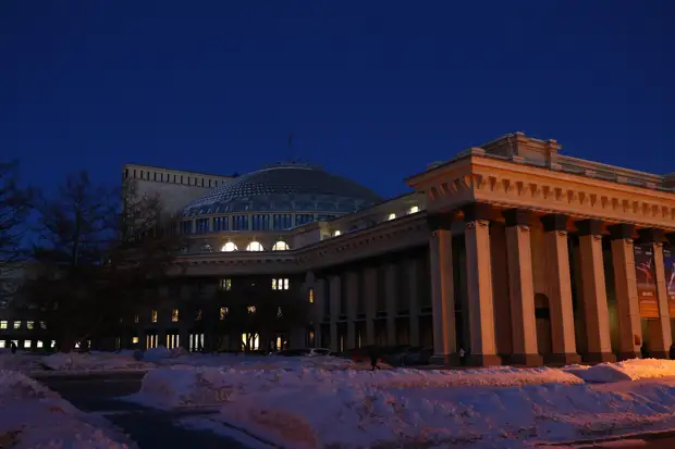 В Новосибирске прошла акция «Час Земли» — 7 фотографий зданий в центре, погрузившихся во тьму