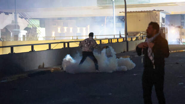 В Багдаде толпа начала штурм посольства США из-за убийства лидера Ирана Хаменеи