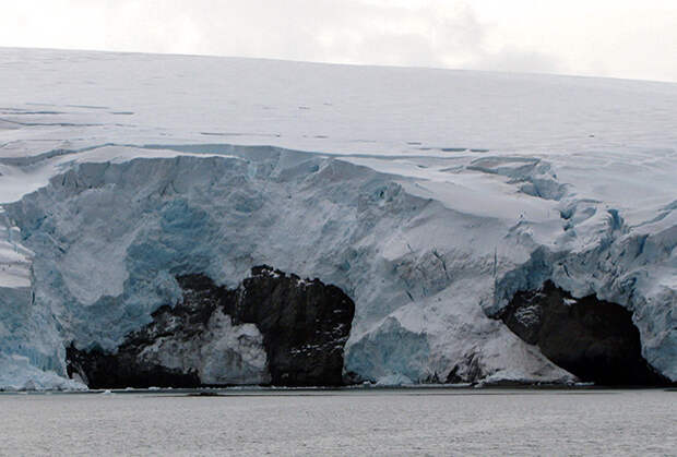 Трещины в леднике в Антарктиде