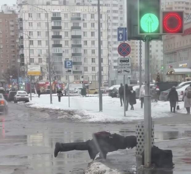 В Москве на видео сняли, как пешеход сделал трюк на дороге