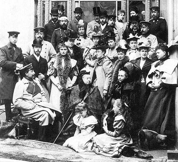 Королева Виктория и её родня. Кобург, апрель 1894 года. Рядом с королевой сидит её дочь Вики со своей внучкой Фео. Шарлотта, мать Фео, стоит правее центра, третья справа от своего дяди принца Уэльского (он в белом кителе). Слева от королевы Виктории — её внук кайзер Вильгельм II, непосредственно за ними — цесаревич Николай Александрович и его невеста, урождённая Алиса Гессен-Дармштадтская (полгода спустя они станут российскими императором и императрицей) 