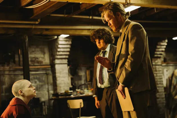 Эмма Стоун и Джесси Племонс в фильме 