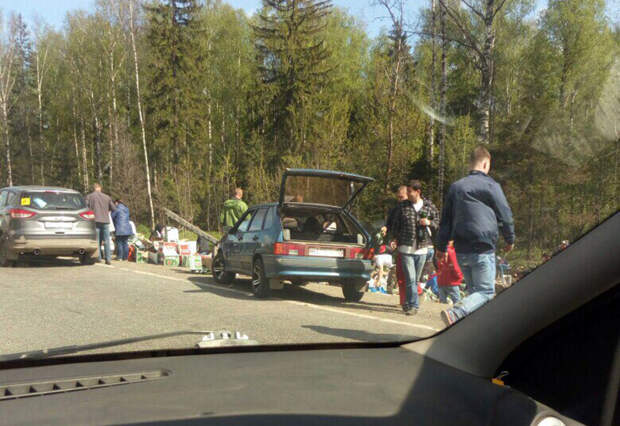Во Владимирской области водители растаскивали пиво из перевернувшейся фуры авария, видео, дтп, мародерство, мародеры, пиво