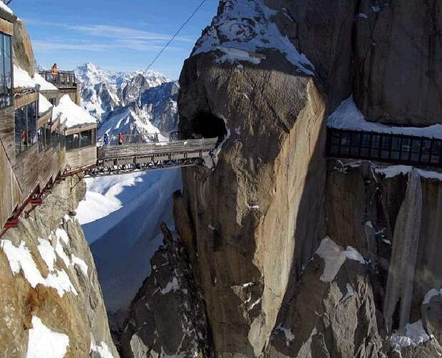 С высоты 3842 метра можно любоваться вершинами Альп трех стран (Мост Aiguille du Midi, Франция). | Фото: lifeglobe.net.