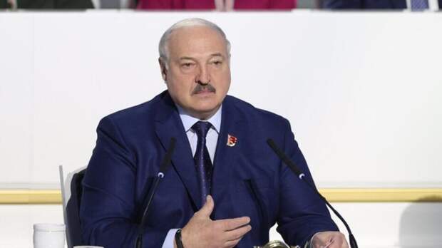 Лукашенко: в Белоруссии размещено "несколько десятков" ядерных боеприпасов РФ