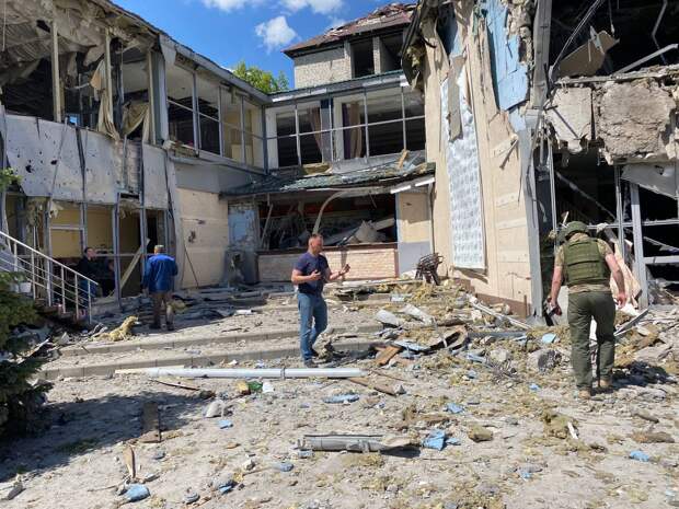 Удар по кафе в Донецке - прилёт двух HIMARS: Первые кадры с места трагедии передал финн Кости Хейскайнен