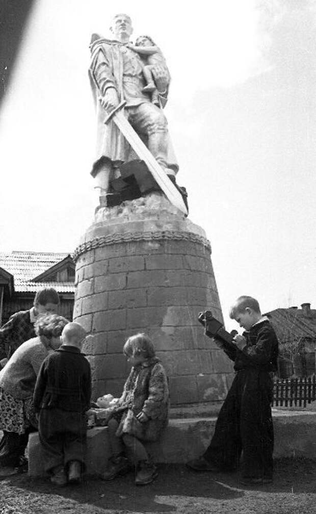 Дети у копии памятника «Воину-освободителю». Юрий Садовников, 1967 год, Сахалин о., г. Южно-Сахалинск (?), МАММ/МДФ.