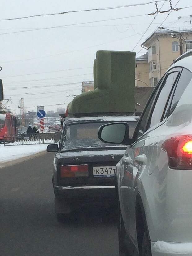Ничего необычного, просто перевозят огромные угги  показалось, прикол, юмор