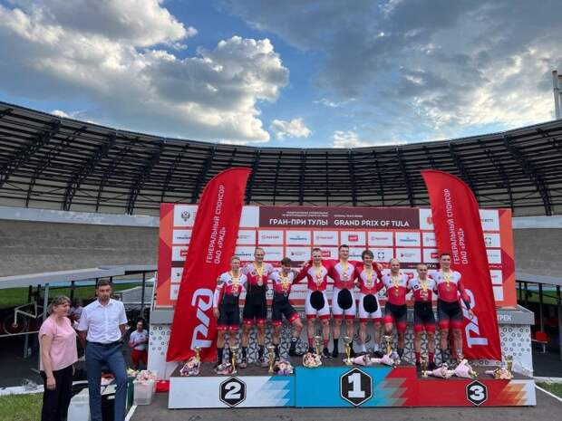 Велогонщики Ростовцев и Аверина стали победителями в первый день Гран-При Тулы