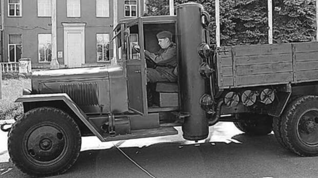Грузовой автомобиль ЗиС-21А, который работал на дровах