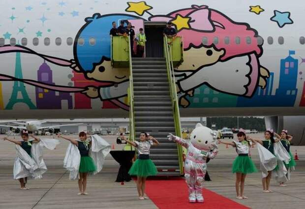 7. Тайваньская компания EVA Air выпустила боинг, полностью стилизованный под любимицу миллионов Hello Kitty Авиаперелеты, авиакомпании, дизайнерские самолеты, красиво, самолеты, стильные, фото