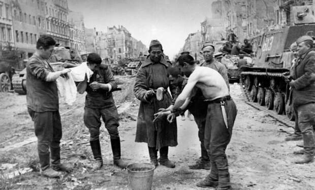 Советские солдаты моются между танками на одной из улиц Берлина.  история, фото, это интересно