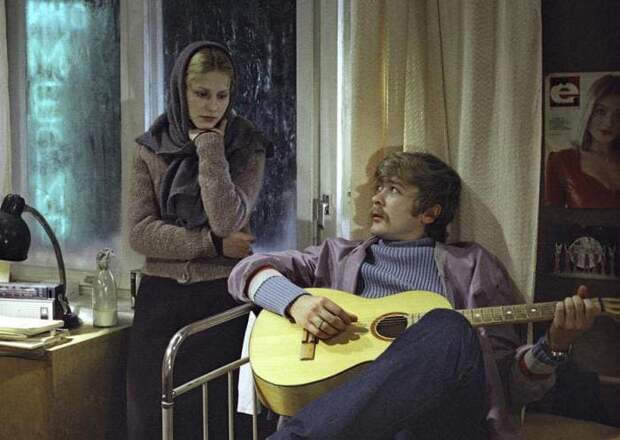 Анна Каменкова и Сергей Проханов в фильме *Молодая жена*, 1978 | Фото: autogear.ru Анна Каменкова и Сергей Проханов в фильме *Молодая жена*, 1978 | Фото: autogear.ru