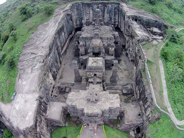 Загадка древнего индийского храма, который вырезан из цельной скалы (ВИДЕО)