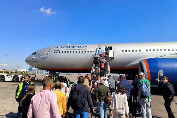Отпуск в Турции начался с пробитой дыры в самолёте: Десятки пассажиров остались ждать рейса "Аэрофлота" в Казани
