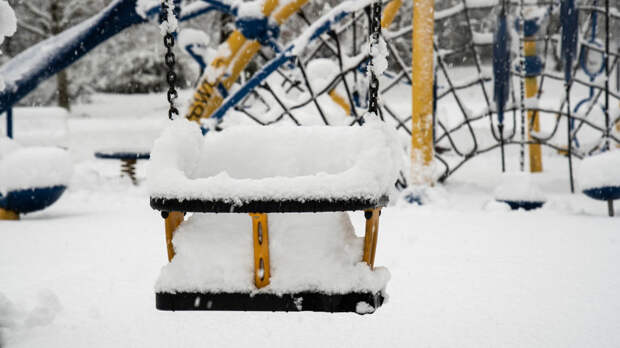 Родителям рассказали о действиях на случай, если у ребёнка примёрз язык к качелям