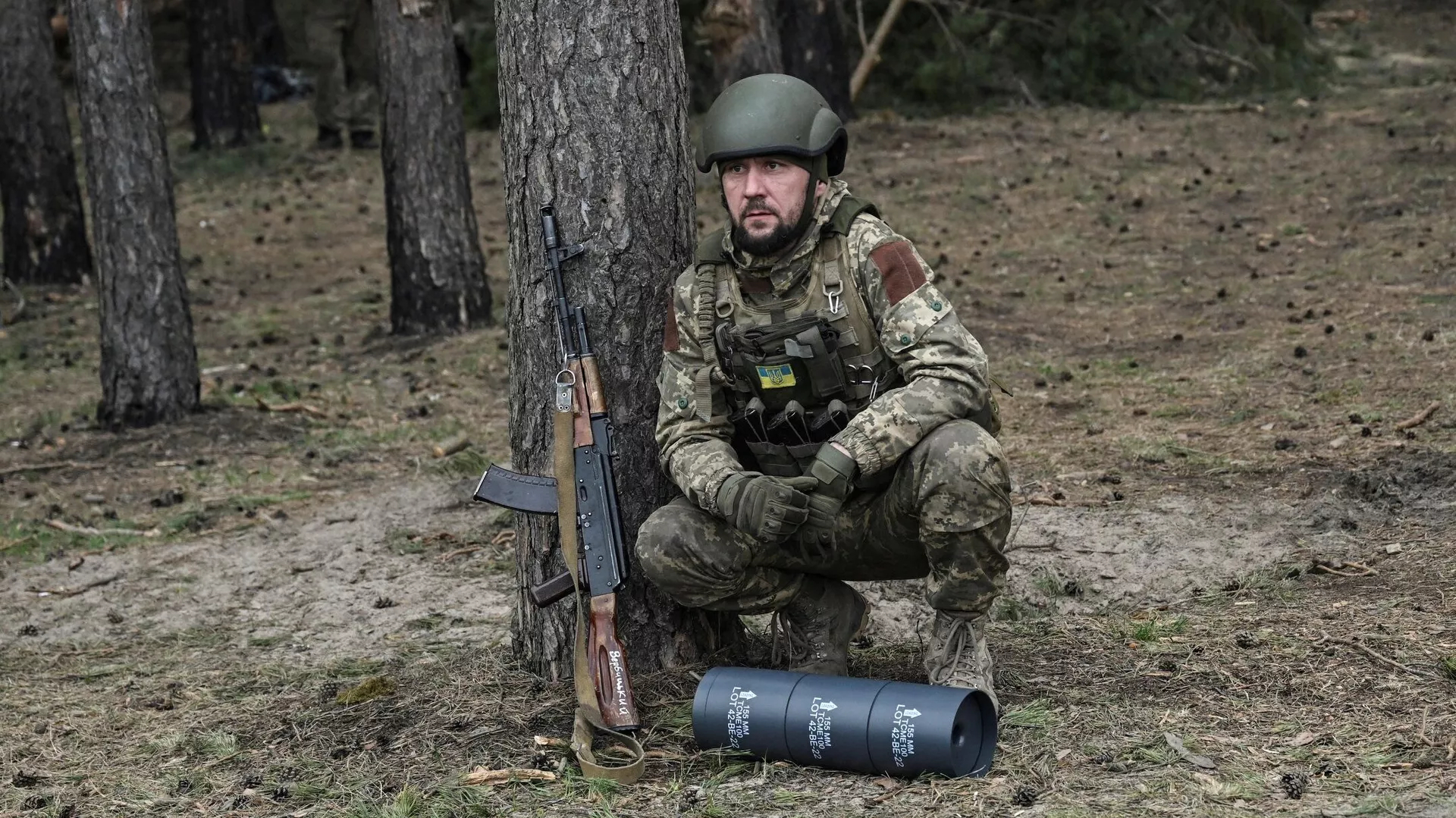 Украинский военнослужащий перед снарядом от 155-миллиметровой гаубицы ТРФ-1 - РИА Новости, 1920, 28.08.2023