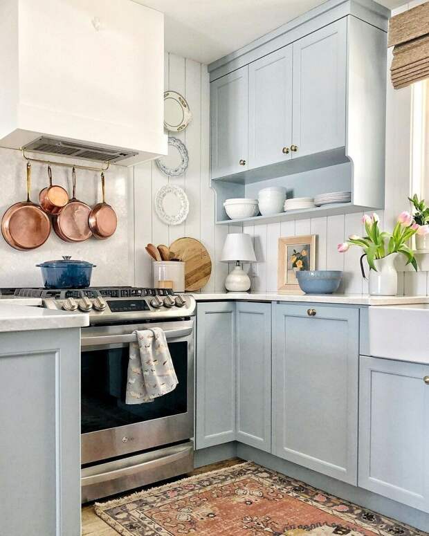 8 кухонь с отдельно стоящей плитой, которые выглядят стильно (не обязательно встраивать)