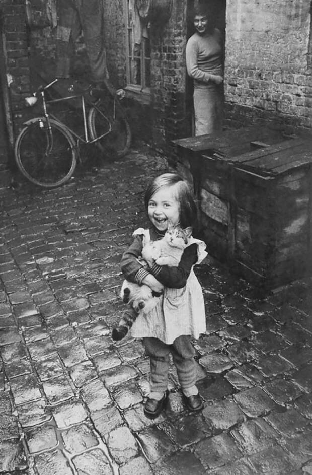 10. Счастливая французская девочка и ее кошка, 1959 г. архивные фотографии, лучшие фото, ретрофото, черно-белые снимки